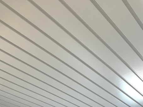 Abgehängte ORIGINAL DOBNER Aluminium-Paneeldecken mit geschlossenen Fugen